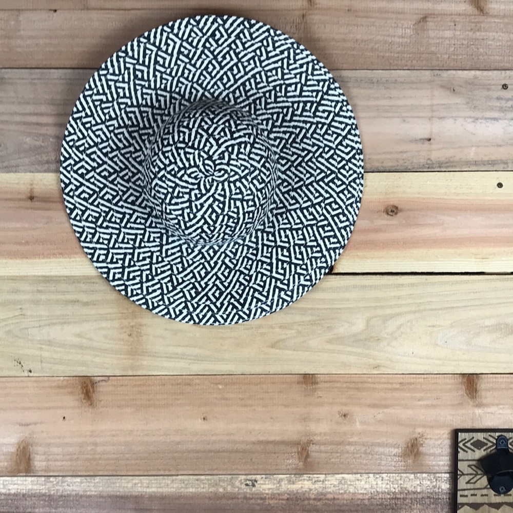 Black and white sun hat. Medium brim.